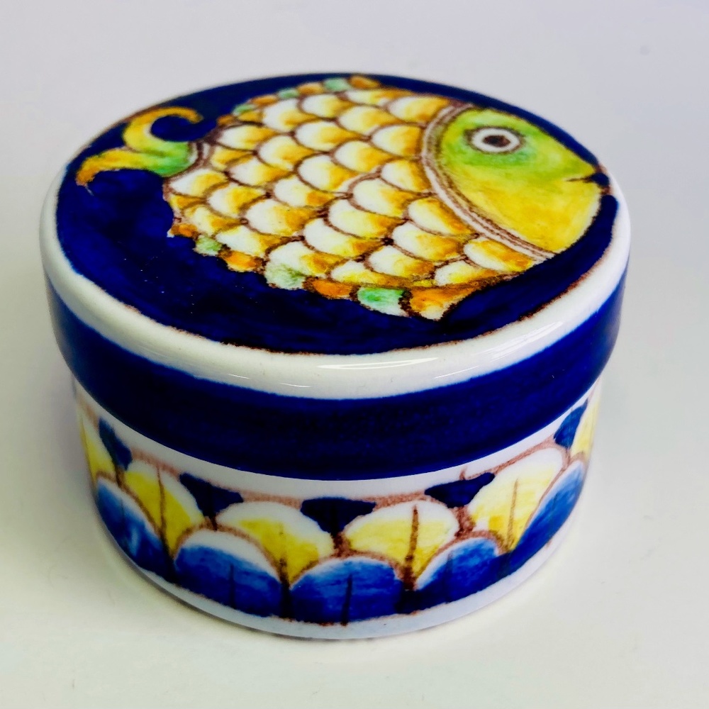 Italian Baccerini Hanpainted Round Fine Porcelain Trinket Box Signed